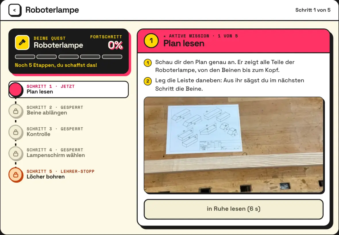 Mini-Anleitung «Roboterlampe»: links der Etappenbalken «Deine Quest» mit fünf Etappen, rechts die aktive Mission «Plan lesen» mit Foto und dem Knopf «in Ruhe lesen (6 s)».